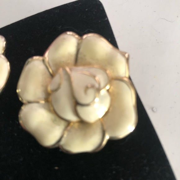 Bold Gold Floral Earrings - vintage clip ons - Picture 3 of 5